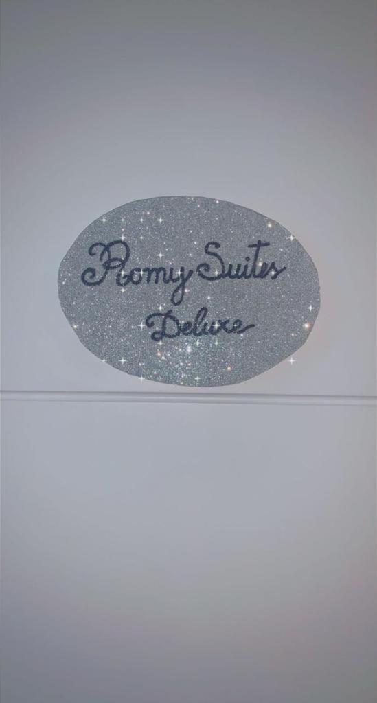Romy Suites Deluxe 内坦亚 客房 照片